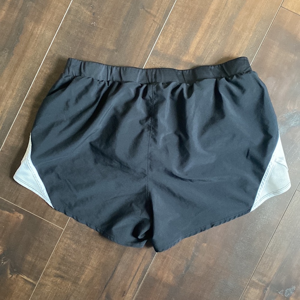Black/White Under Armour Heatgear Shorts - Picture 4 of 4
